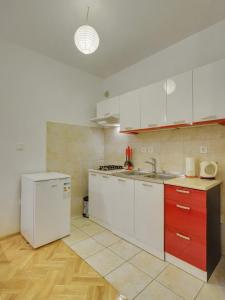 Kuchyň nebo kuchyňský kout v ubytování Apartments Postic