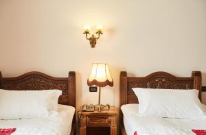 Postel nebo postele na pokoji v ubytování Brilant Antik Hotel