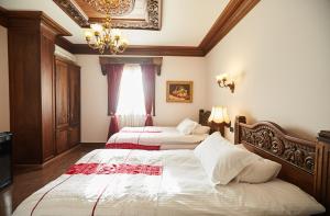 Postel nebo postele na pokoji v ubytování Brilant Antik Hotel