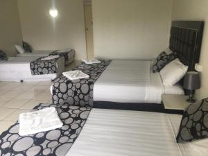Ein Bett oder Betten in einem Zimmer der Unterkunft Tweed Central Motel