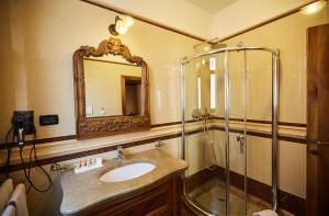 Koupelna v ubytování Brilant Antik Hotel