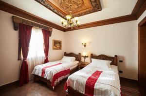 Postel nebo postele na pokoji v ubytování Brilant Antik Hotel