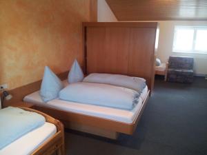 Postel nebo postele na pokoji v ubytování Berghofstüble Obermarchtal