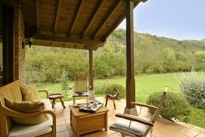 patio con sedie e tavolo sul portico di La Ablaneda a Soto de Cangas