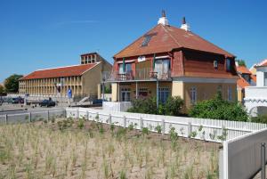 uma casa com uma cerca branca em frente em Skagen Room em Skagen