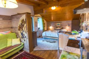 Кровать или кровати в номере Moroder Haus