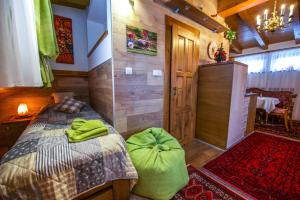 ein Schlafzimmer mit einem Bett und ein Zimmer mit einem Tisch in der Unterkunft Moroder Haus in Mayrhofen