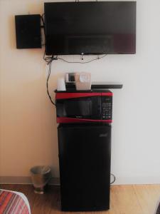 TV a/nebo společenská místnost v ubytování Eagle Crater Lake Inn