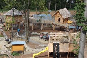 Ubytování U Morisse في ستاريه ميستو: ملعب للأطفال مع هياكل اللعب الخشبية والأشجار