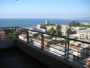een balkon met uitzicht op de stad en de oceaan bij Edificio Los Navegantes, Valparaiso in Valparaíso