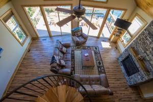 an overhead view of a living room with a ceiling fan at Eagle's Nest- A pet friendly cabin on the river! in Luray