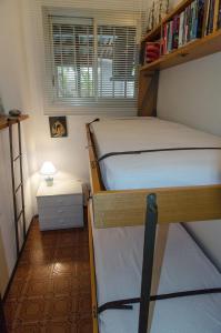 CipressaにあるSeaside holiday apartment - unique locationの小さなベッドルーム(二段ベッド2台、窓付)が備わります。