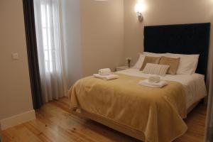 リスボンにあるAugusta Street 213 - 2 Esqのベッドルーム1室(大型ベッド1台、タオル付)