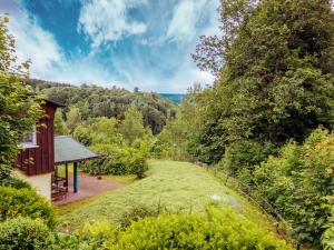 a house with a view of a yard at Thüringer Waldidyll in Brotterode-Trusetal