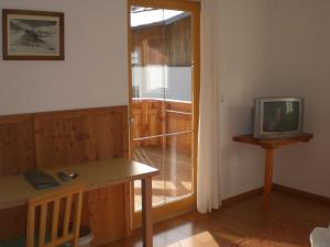A television and/or entertainment centre at Pension Angern