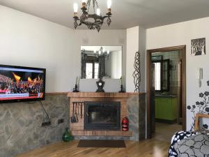 TV a/nebo společenská místnost v ubytování Casa El Cabrero