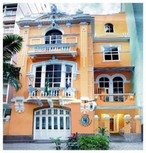 un gran edificio naranja con balcón. en Hotel Venezuela en Río de Janeiro