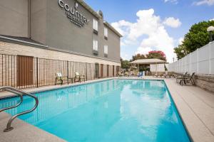a swimming pool in front of a hotel at Country Inn & Suites by Radisson, Austin North Pflugerville , TX in Round Rock