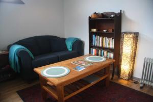 ein Wohnzimmer mit einem Tisch mit zwei Platten darauf in der Unterkunft Bower's Hideout in Kandos