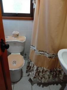 Koupelna v ubytování Parcela privada con piscina en Olmué