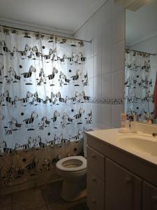 Koupelna v ubytování Parcela privada con piscina en Olmué