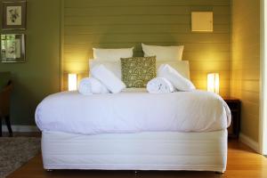 Ένα ή περισσότερα κρεβάτια σε δωμάτιο στο Avalon Private Spa Villa with Beautiful Tree Views