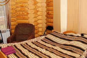 ヴェルホヴィナにあるSadyba Kazkove Dzhereloのベッド1台(毛布、椅子付)