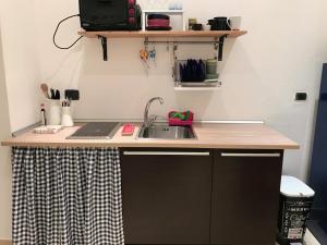 una cucina con un lavello e un piano di lavoro di Interno 2 Il giardino segreto CENTRO a Bari