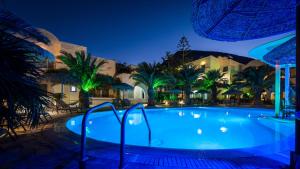 Bazén v ubytování Zephyros Hotel nebo v jeho okolí