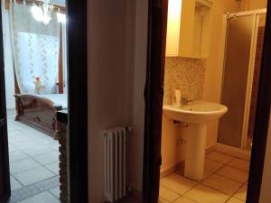 a bathroom with a sink and a toilet and a window at B&B Le Palme d'Oro in Grisignano di Zocco
