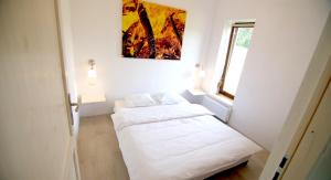 mały pokój z 2 łóżkami i oknem w obiekcie Domek w lesie Puszcza Zielonka w mieście Kiszkowo