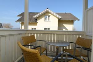 eine Terrasse mit Stühlen und einem Tisch auf einem Balkon in der Unterkunft Wohnpark Stadt Hamburg - Apt. 15 in Binz