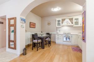 eine Küche mit einem Tisch und Stühlen im Zimmer in der Unterkunft Apartment Jeger in Povljana