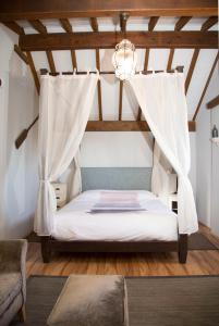 um quarto com uma cama de dossel em Casa Rural Delta del Ebro Ecoturismo em Camarles