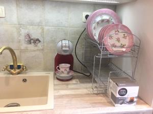 Il comprend une cuisine équipée d'un évier et d'un séchoir à vaisselle. dans l'établissement Romantica Apartament, à Plovdiv