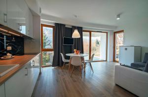 Kuchyňa alebo kuchynka v ubytovaní Apartamenty Willowa