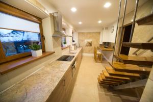 una grande cucina con lavandino e scala di Petro delux apartments a Kaunas