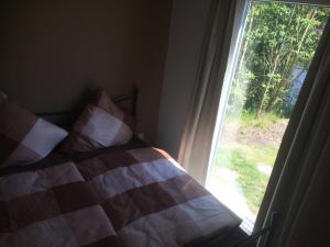 Ein Bett oder Betten in einem Zimmer der Unterkunft 41 Ferienhaus am See
