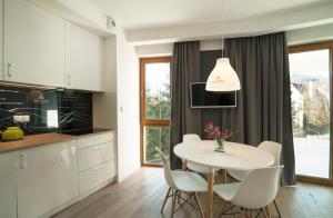 Kuchyňa alebo kuchynka v ubytovaní Apartamenty Willowa