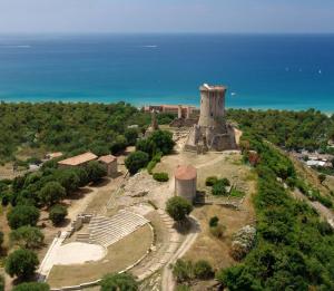 Vue aérienne d'un bâtiment avec l'océan en arrière-plan dans l'établissement Barnìa, à Ascea