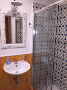 een badkamer met een wastafel en een douche bij Chalet Paradiso in Sorrento