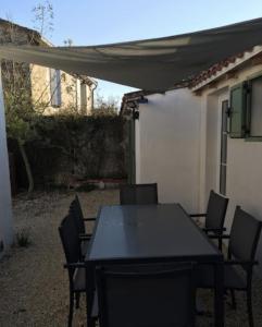 アル・アン・レにあるLes Nuits Bleuesの庭の黒いテーブルと椅子
