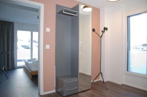 Habitación con espejo y lámpara. en Apartment Anemone - GriwaRent AG, en Interlaken