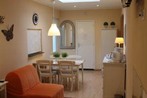 eine Küche und ein Esszimmer mit einem Tisch und Stühlen in der Unterkunft Tanja's B&B in Maastricht