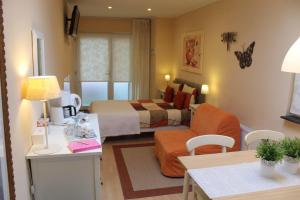 Habitación de hotel con cama y sala de estar. en Tanja's B&B, en Maastricht