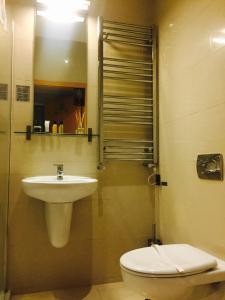A bathroom at Homestay Hotel Heathrow 