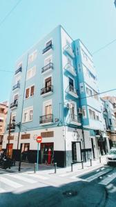 een blauw gebouw op de hoek van een straat bij ★★APARTAMENTOS MARIN★★ in Alicante