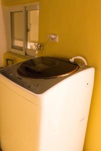 ein Badezimmer mit einer Badewanne und einem Spiegel in der Unterkunft Let's Go Papa in Taitung + 44 Fotos