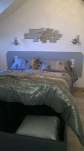 een slaapkamer met een bed met een hoofdeinde en schedels aan de muur bij Studio douillet tout confort in Luchon