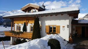 une maison dans la neige avec de la neige dans l'établissement Haus Brigitte, à Nauders